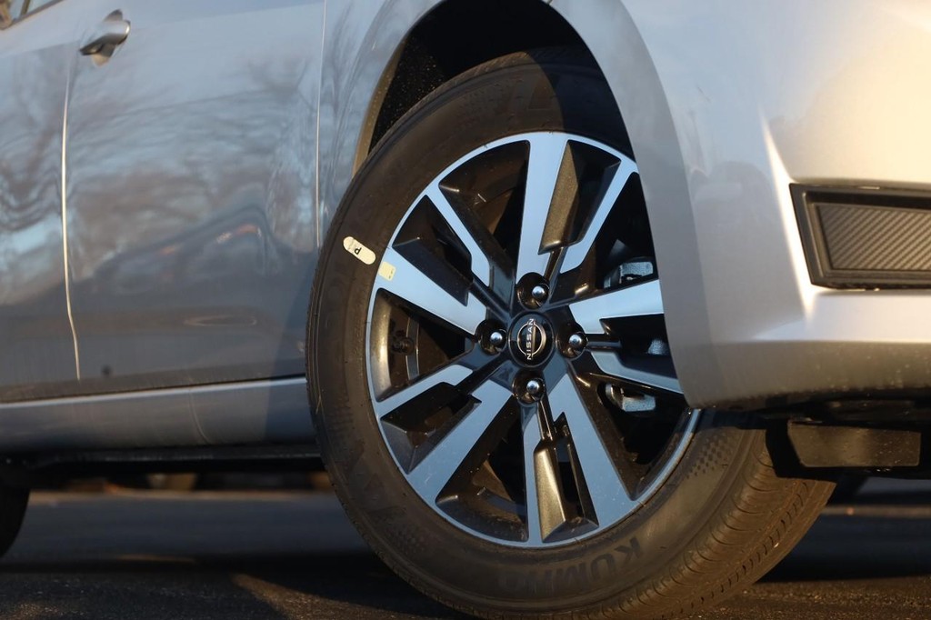 Nissan Versa Vehicle Full-screen Gallery Image 3