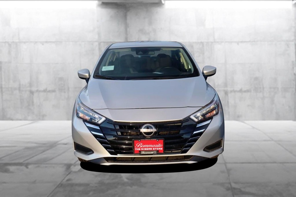 Nissan Versa Vehicle Full-screen Gallery Image 4