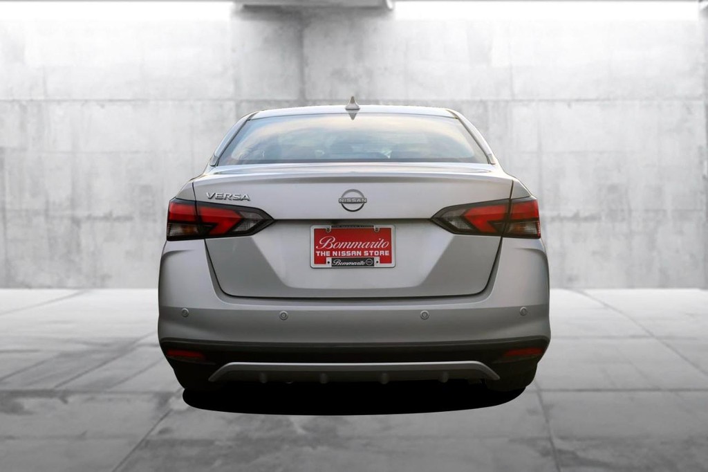 Nissan Versa Vehicle Full-screen Gallery Image 6