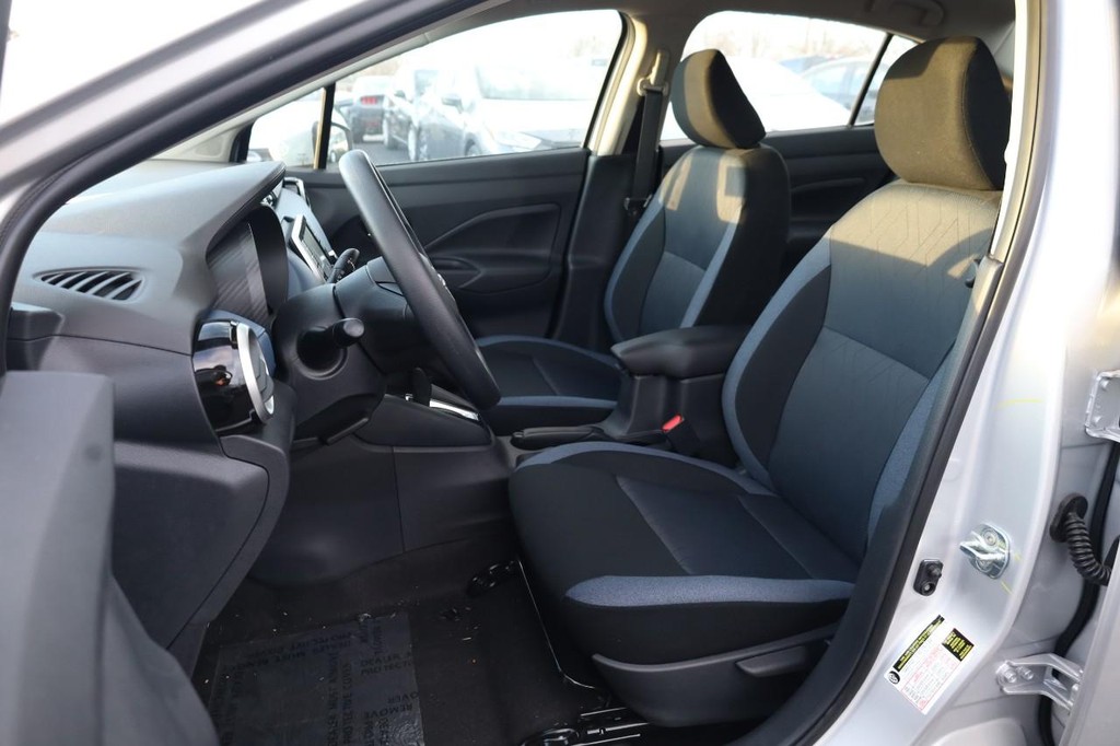 Nissan Versa Vehicle Full-screen Gallery Image 8