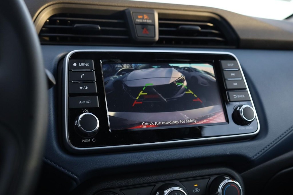 Nissan Versa Vehicle Full-screen Gallery Image 12