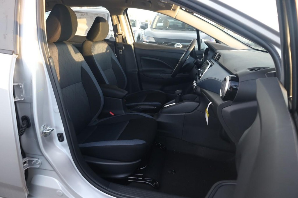 Nissan Versa Vehicle Full-screen Gallery Image 23