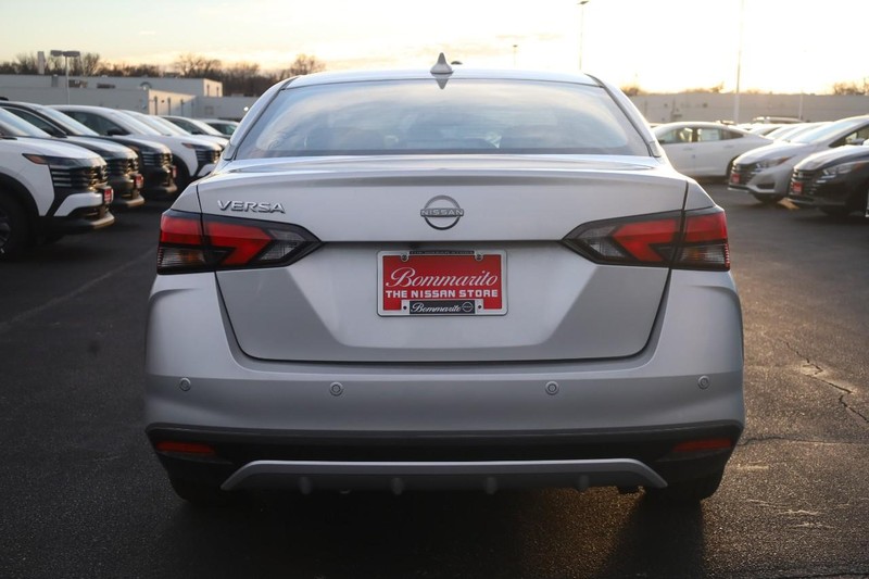 Nissan Versa Vehicle Image 06