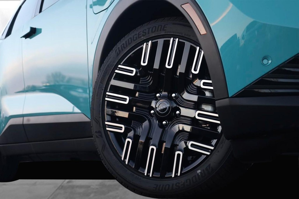 Nissan LEAF Vehicle Image 03