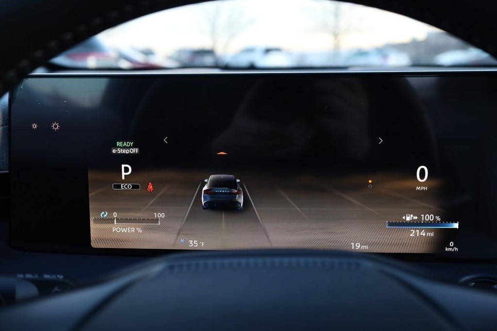 Nissan LEAF Vehicle Image 12