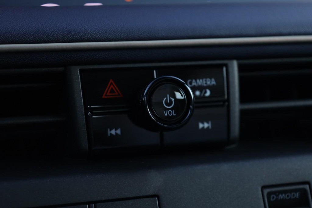 Nissan LEAF Vehicle Image 16