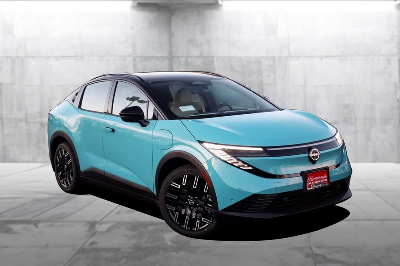 Nissan LEAF Vehicle Image 02