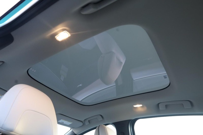 Nissan LEAF Vehicle Image 09