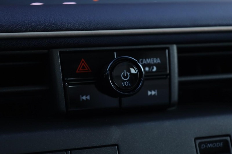 Nissan LEAF Vehicle Image 16