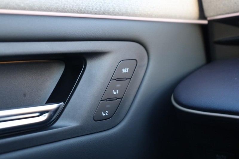 Nissan LEAF Vehicle Image 21