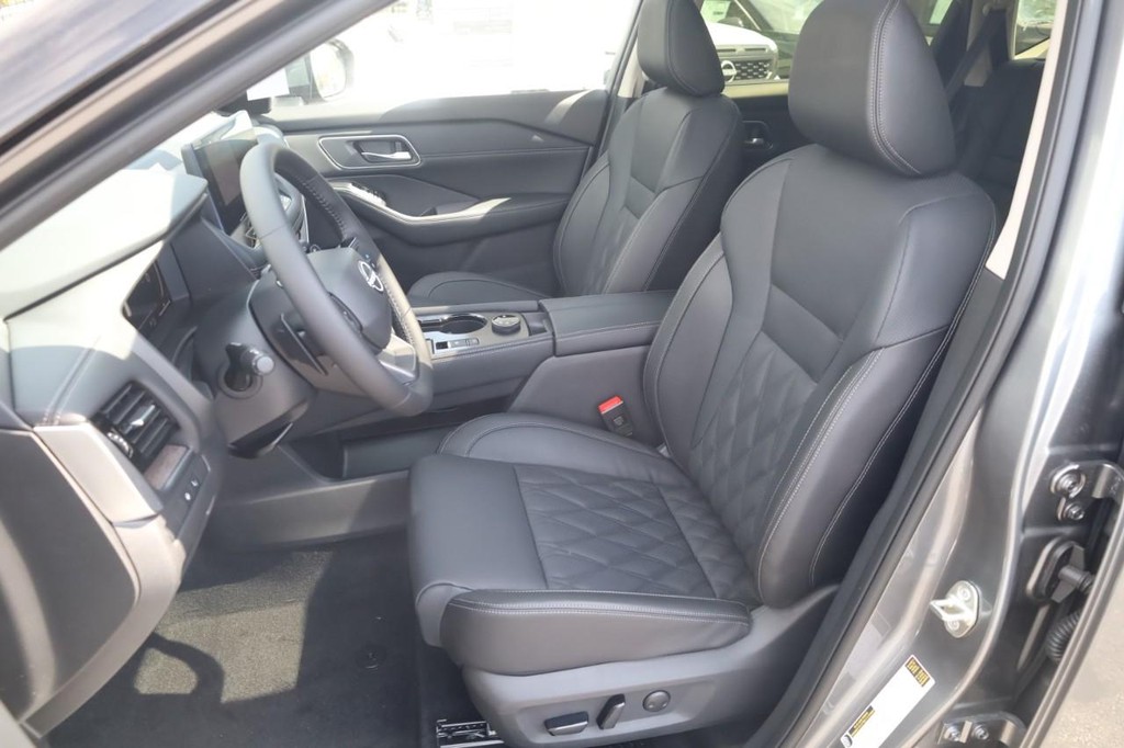 Nissan Rogue Vehicle Image 21