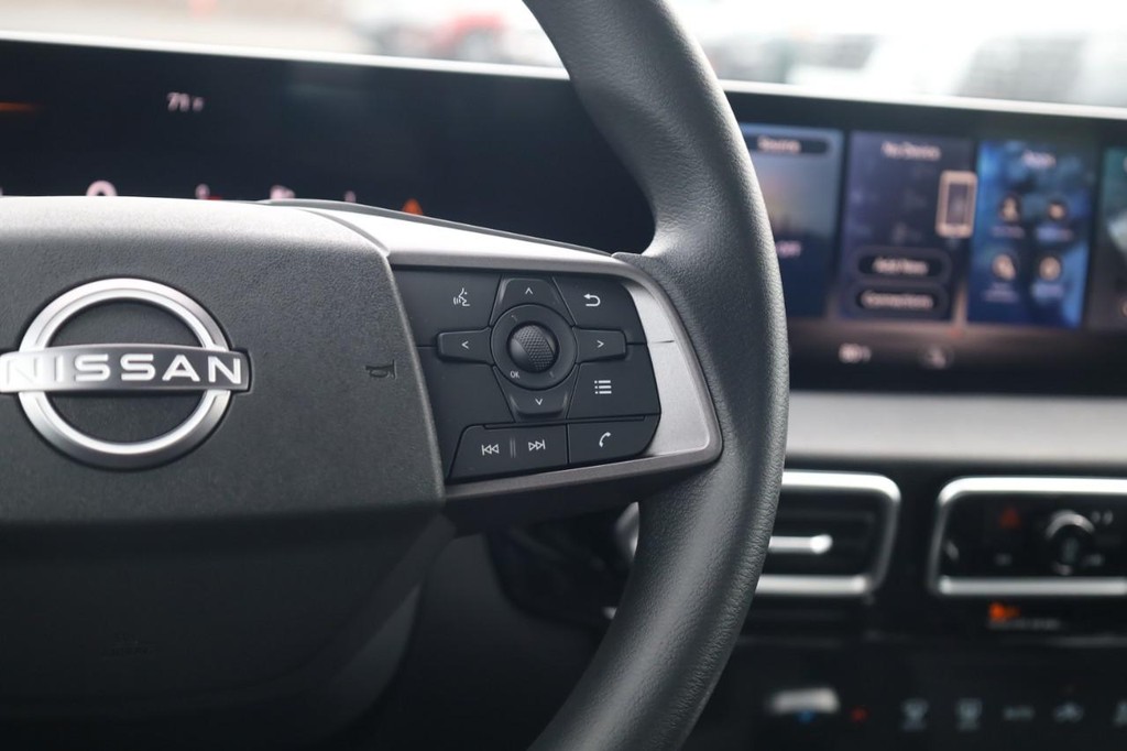 Nissan Sentra Vehicle Image 09