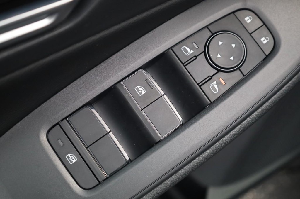 Nissan Sentra Vehicle Image 12