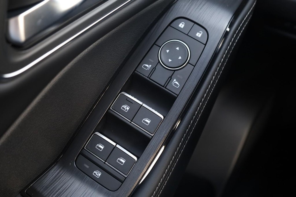 Nissan Rogue Vehicle Image 16