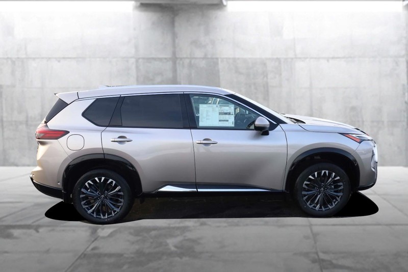 Nissan Rogue Vehicle Image 05