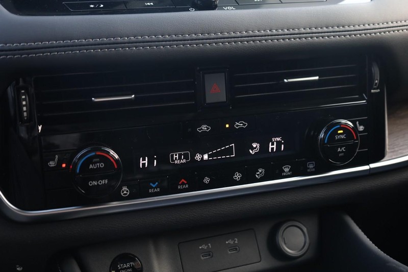 Nissan Rogue Vehicle Image 12