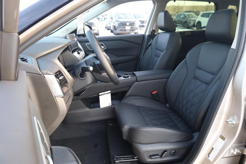 Nissan Rogue Vehicle Image 20