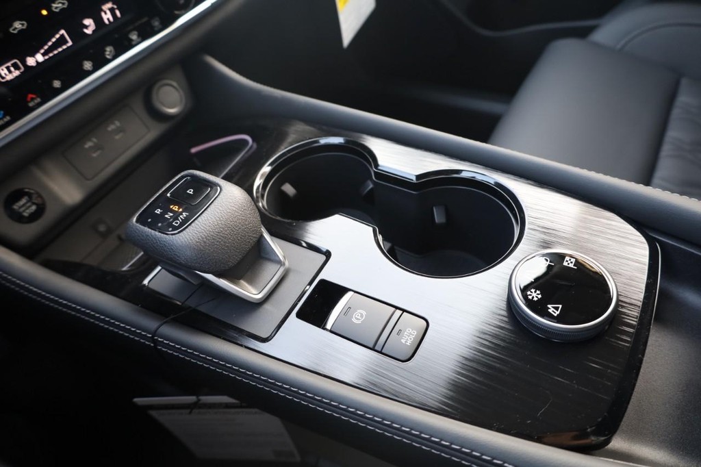 Nissan Rogue Vehicle Image 14