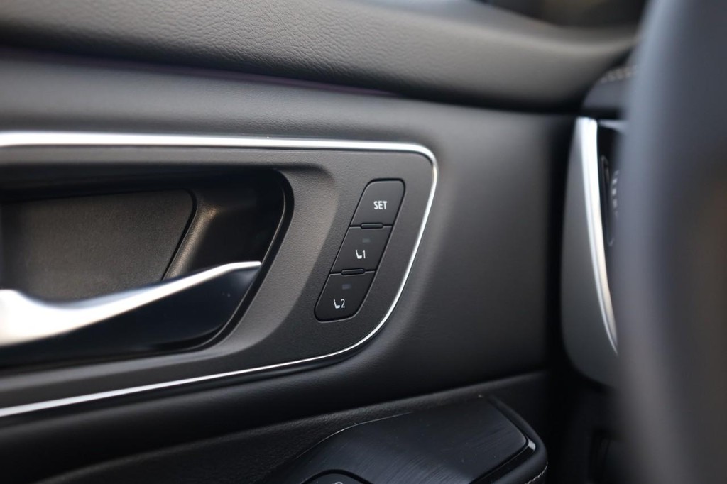 Nissan Rogue Vehicle Image 17