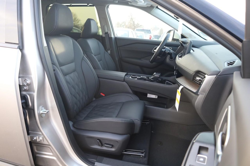 Nissan Rogue Vehicle Image 28