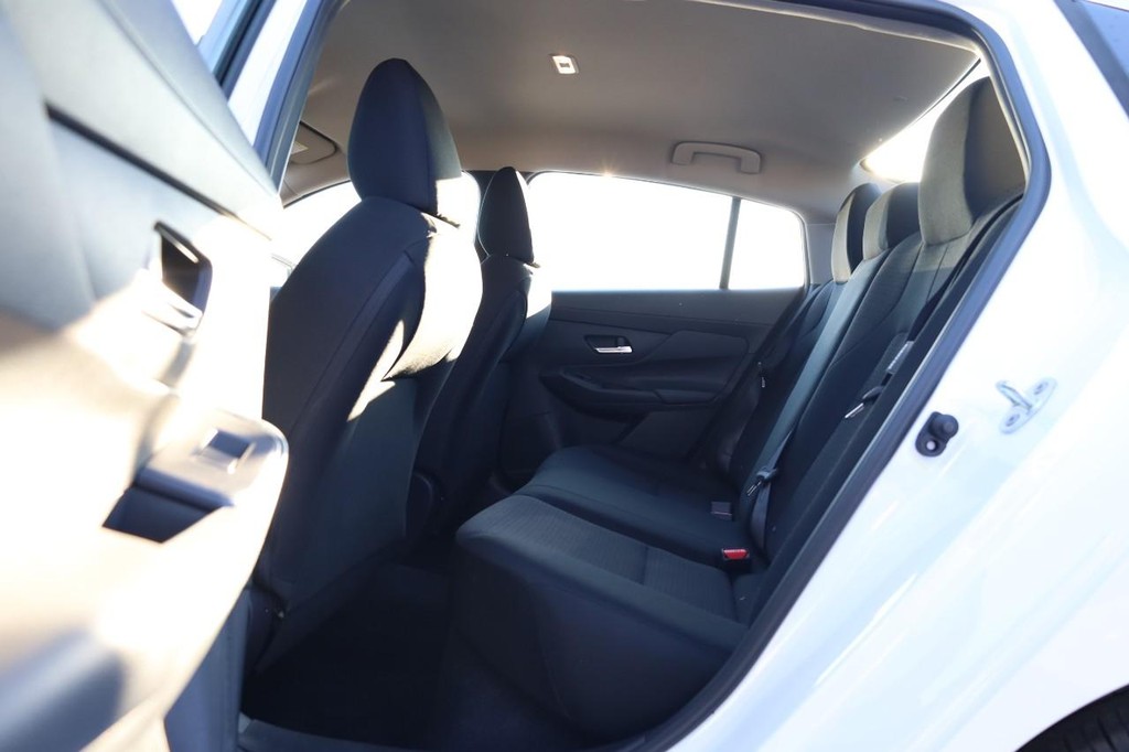 Nissan Sentra Vehicle Image 21