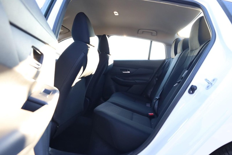 Nissan Sentra Vehicle Image 21