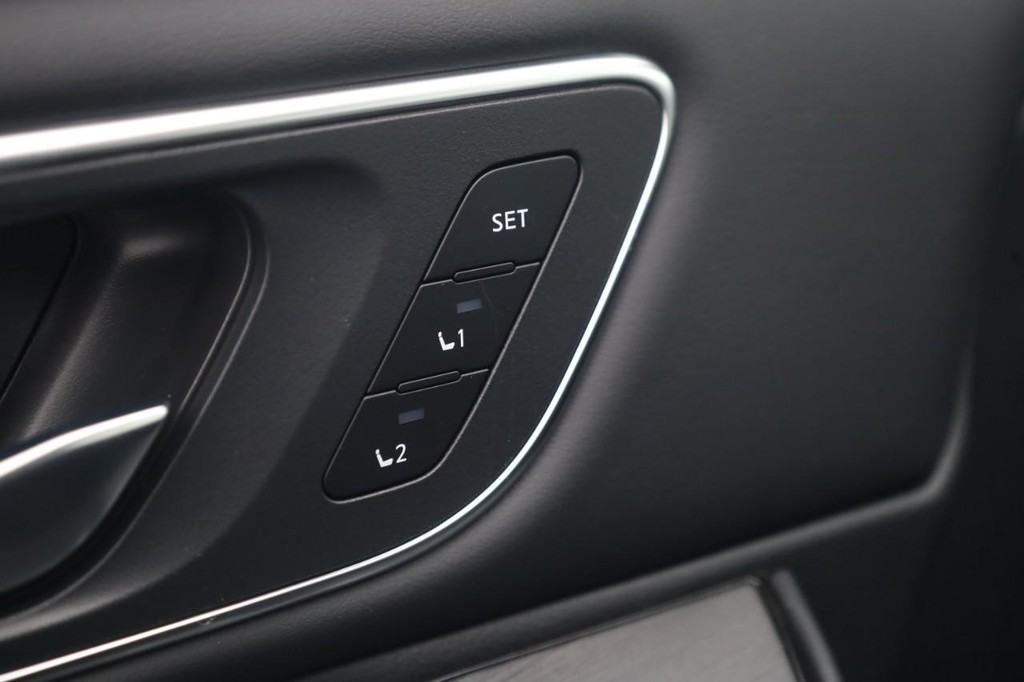 Nissan Rogue Vehicle Image 12