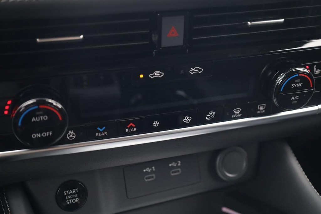 Nissan Rogue Vehicle Image 16