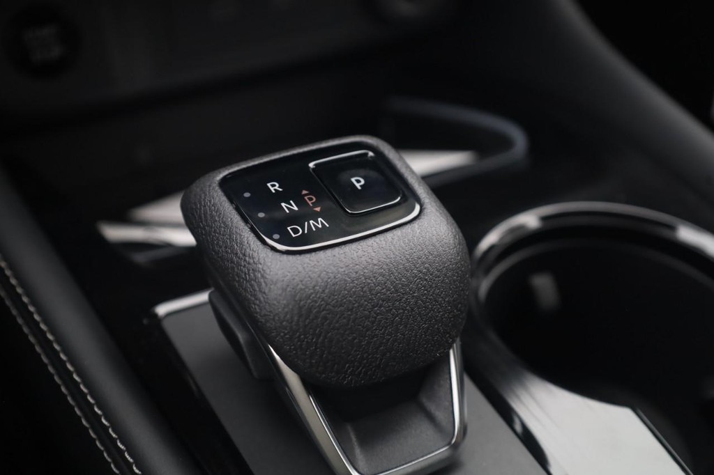 Nissan Rogue Vehicle Image 19