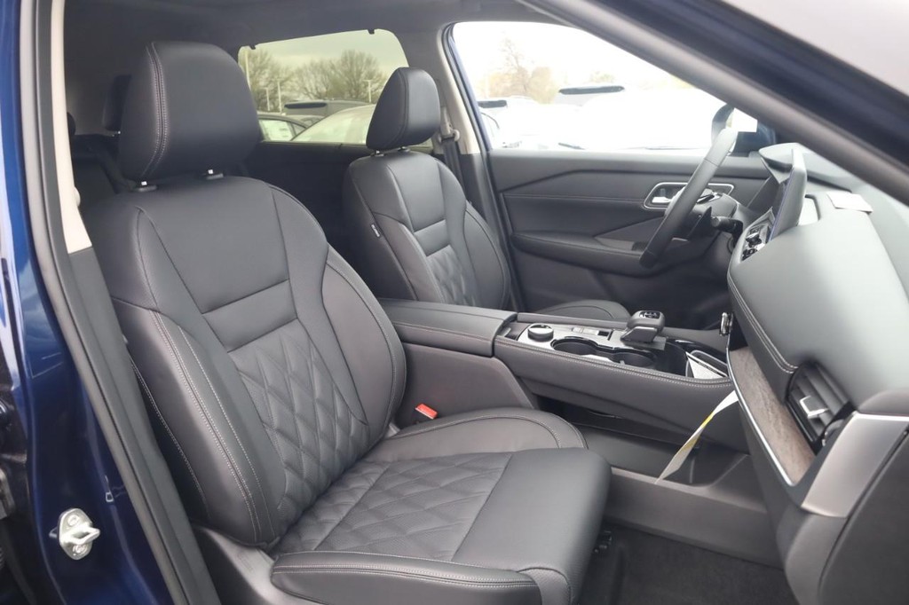 Nissan Rogue Vehicle Image 21