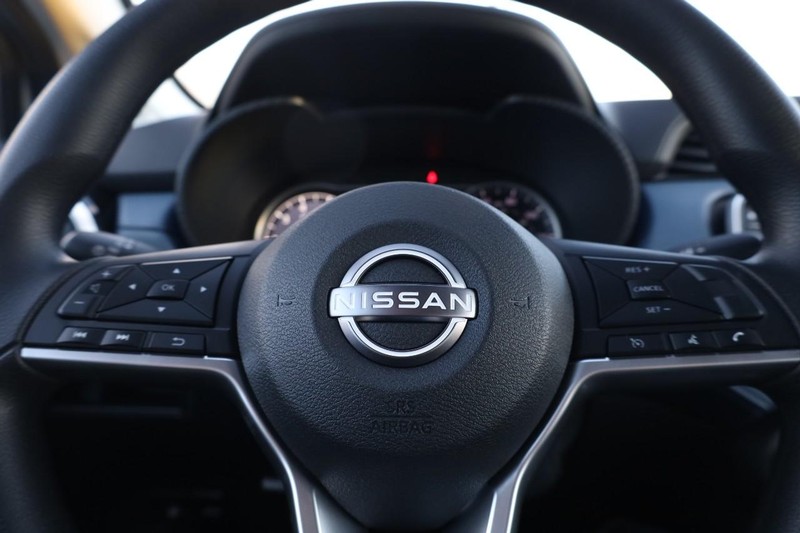 Nissan Versa Vehicle Image 09