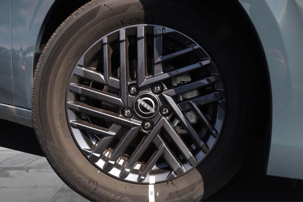 Nissan Sentra Vehicle Image 03