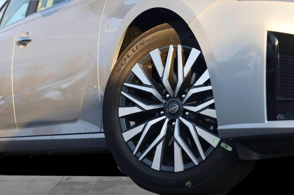 Nissan Altima Vehicle Image 03