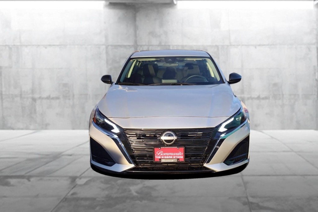 Nissan Altima Vehicle Image 04