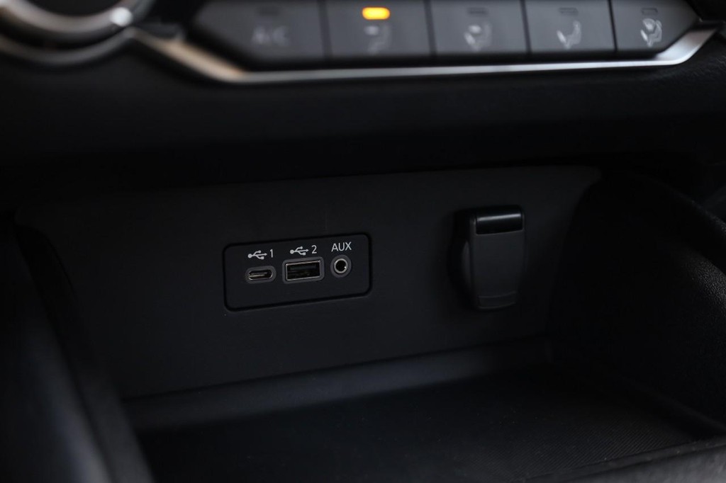 Nissan Altima Vehicle Image 14