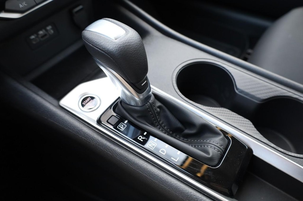 Nissan Altima Vehicle Image 15