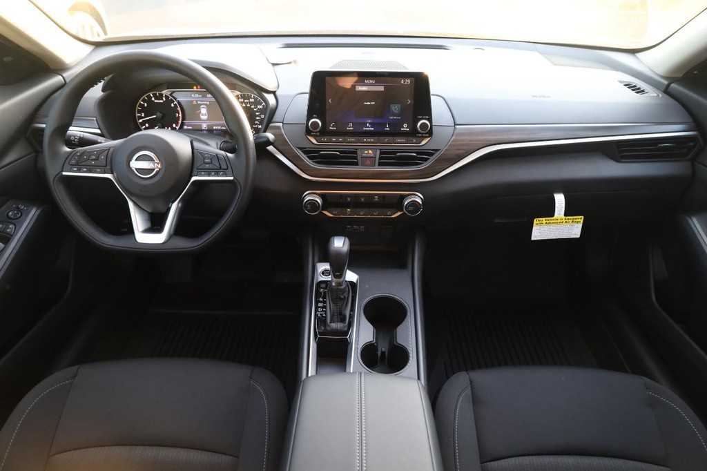 Nissan Altima Vehicle Image 21