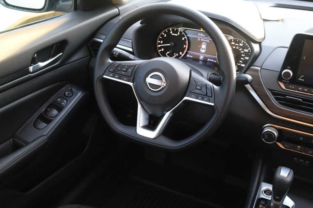 Nissan Altima Vehicle Image 22
