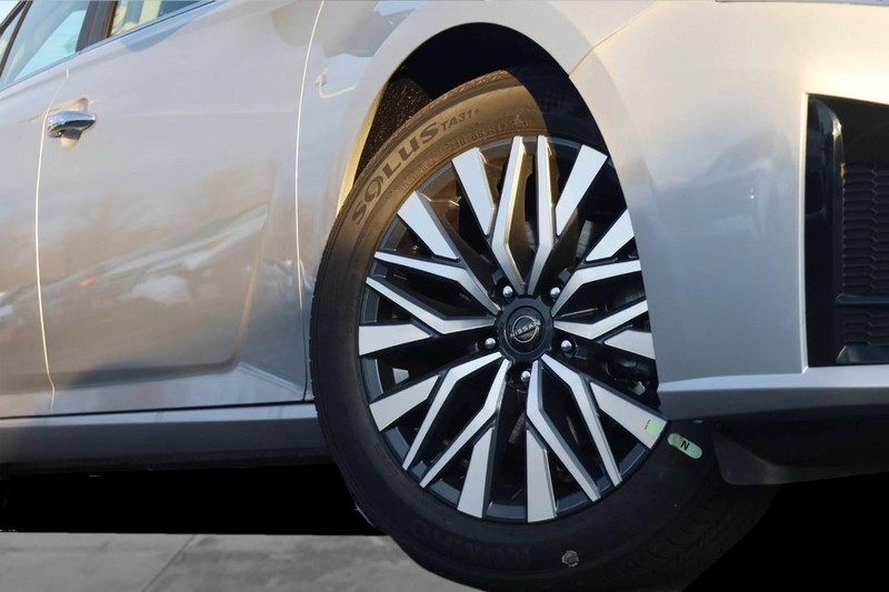 Nissan Altima Vehicle Image 03