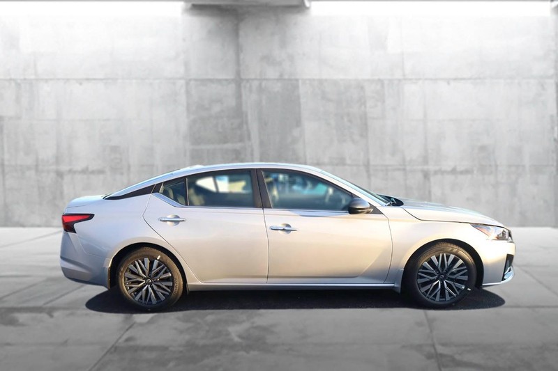 Nissan Altima Vehicle Image 05