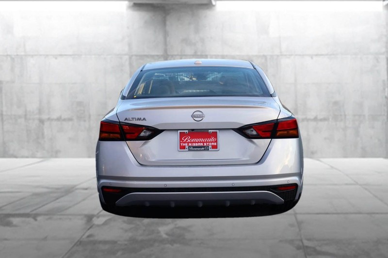 Nissan Altima Vehicle Image 06