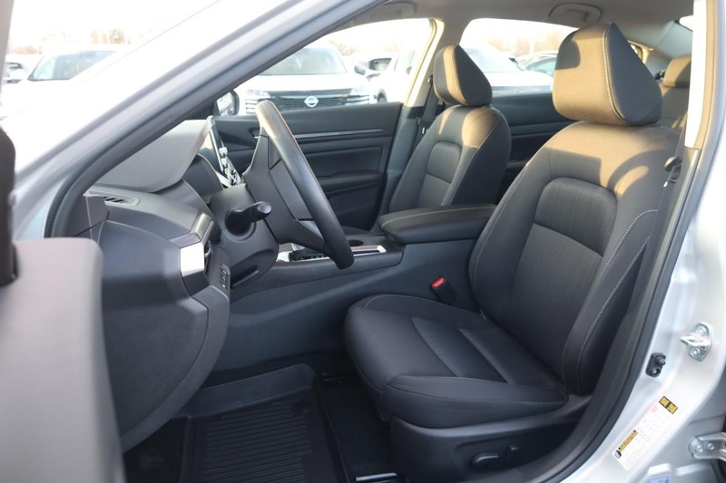 Nissan Altima Vehicle Image 08