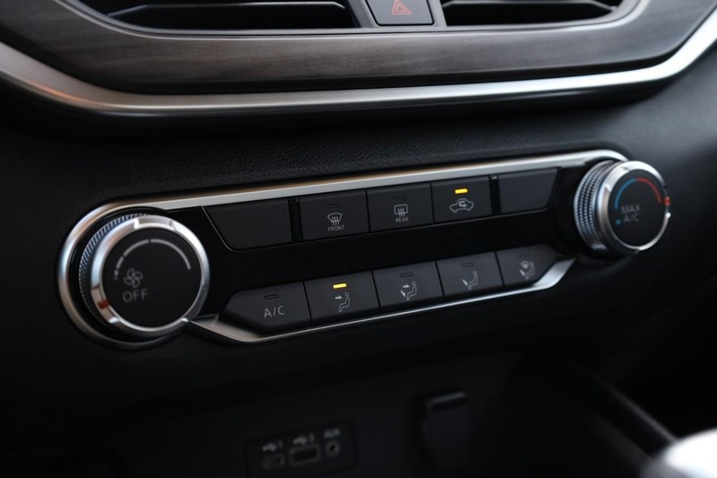 Nissan Altima Vehicle Image 13