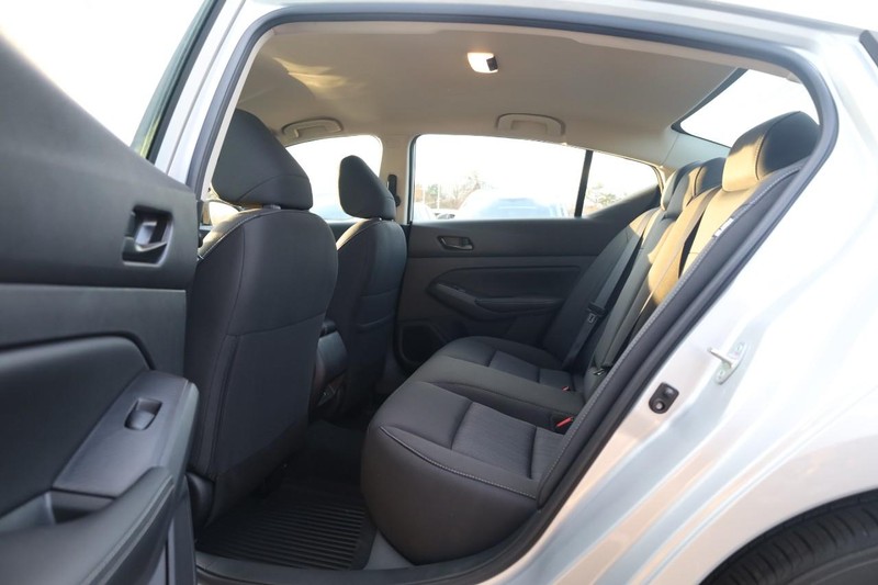 Nissan Altima Vehicle Image 19