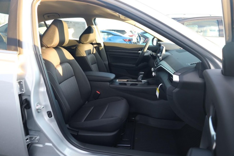 Nissan Altima Vehicle Image 23