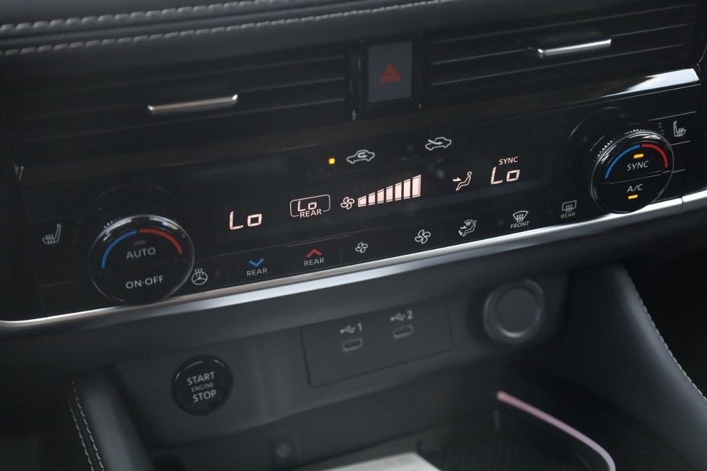 Nissan Rogue Vehicle Image 17