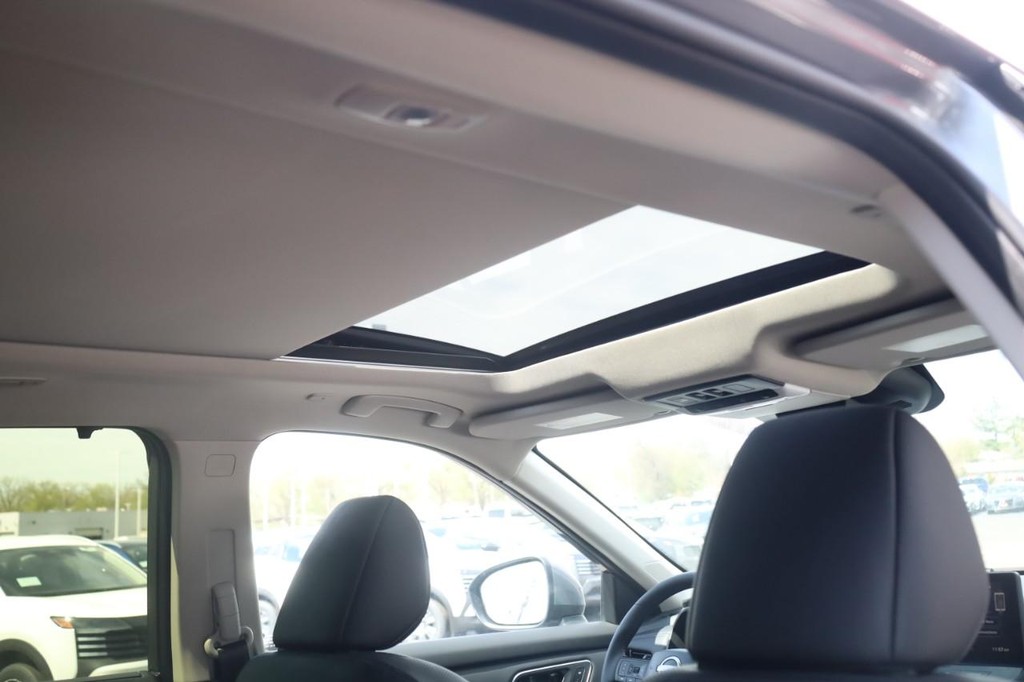 Nissan Rogue Vehicle Image 24