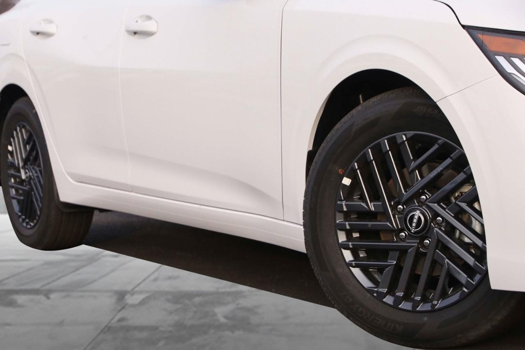 Nissan Sentra Vehicle Image 03