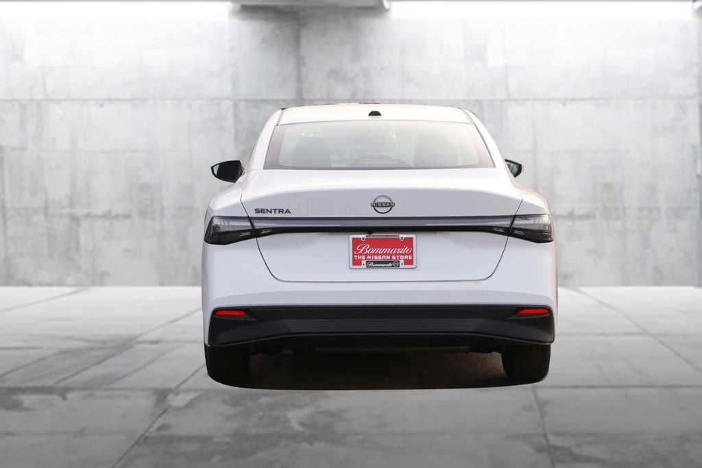 Nissan Sentra Vehicle Image 06