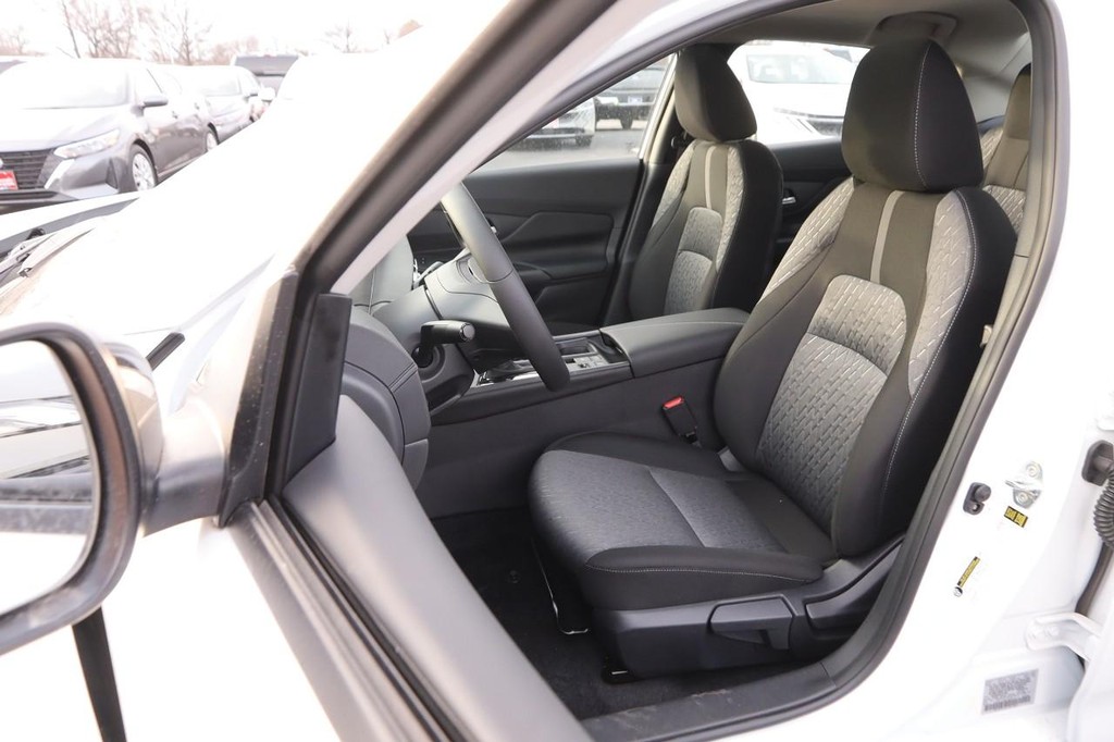 Nissan Sentra Vehicle Image 09